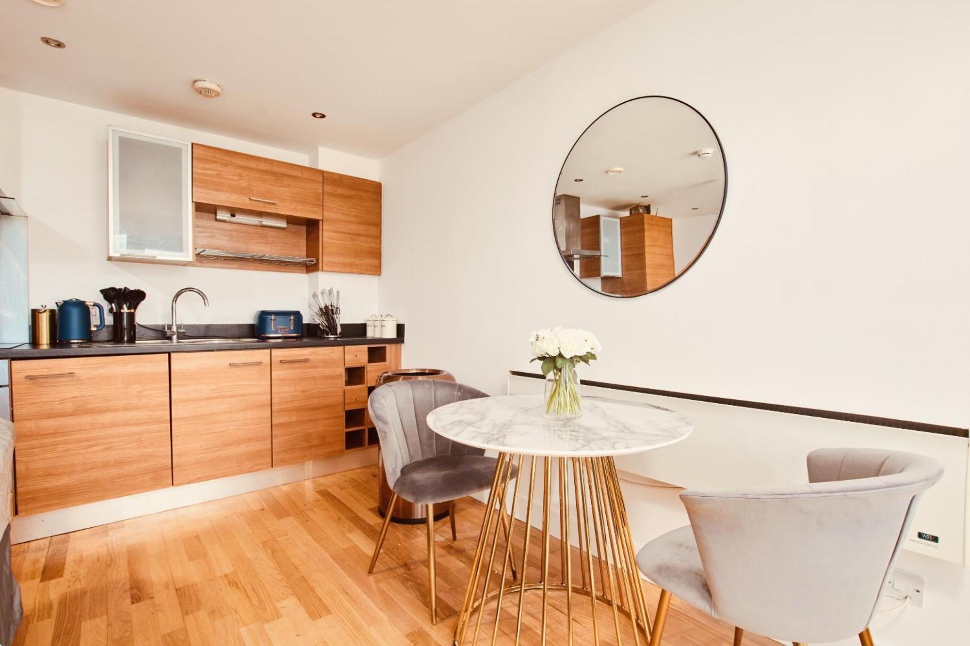 King Deluxe City Apt Large Space& Free Parking! No Balcony Leeds  Exterior foto