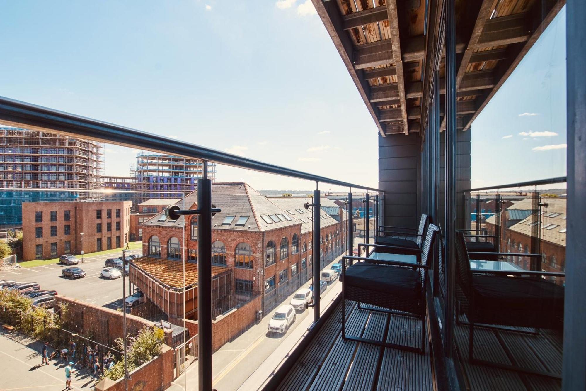 King Deluxe City Apt Large Space& Free Parking! No Balcony Leeds  Exterior foto