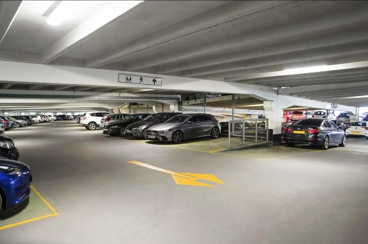 King Deluxe City Apt Large Space& Free Parking! No Balcony Leeds  Exterior foto